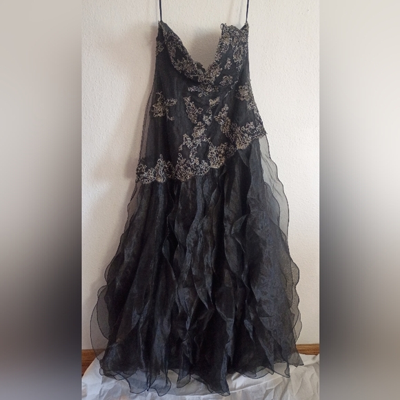 Alyce Designs Chic Black and Silver Lace Evening/Prom Dress Size 18 - Picture 1 of 6